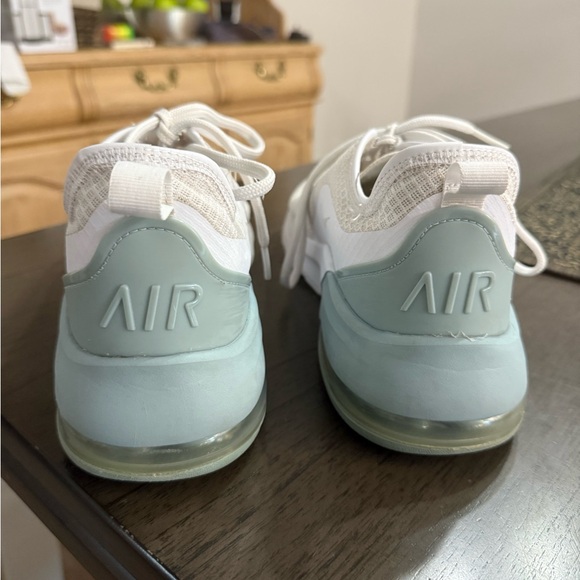 Nike Air Max 270 - size 10.5 - Picture 4 of 4